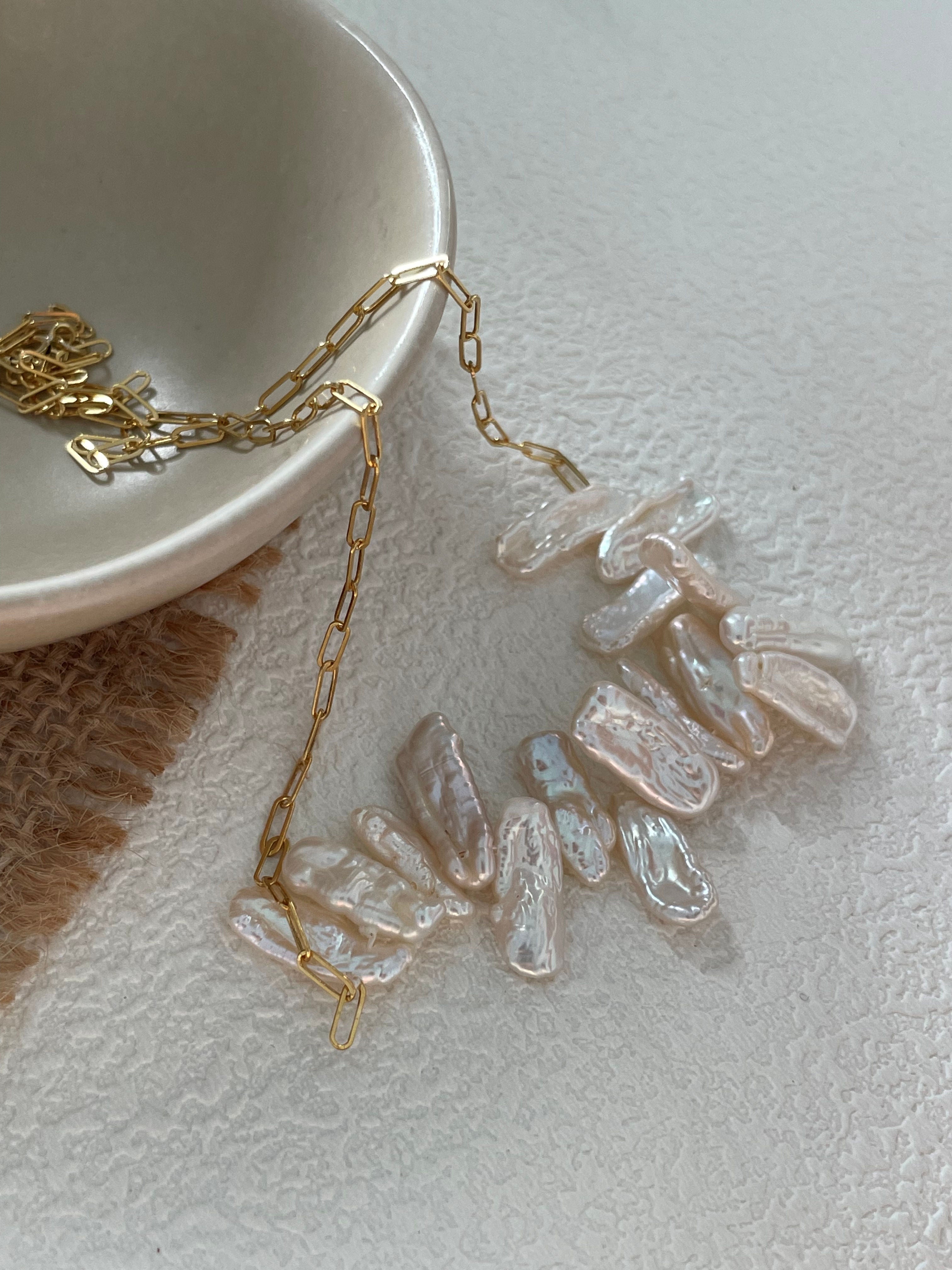 Graceful Curved Smile Baroque Pearl Necklace Chic Accessory