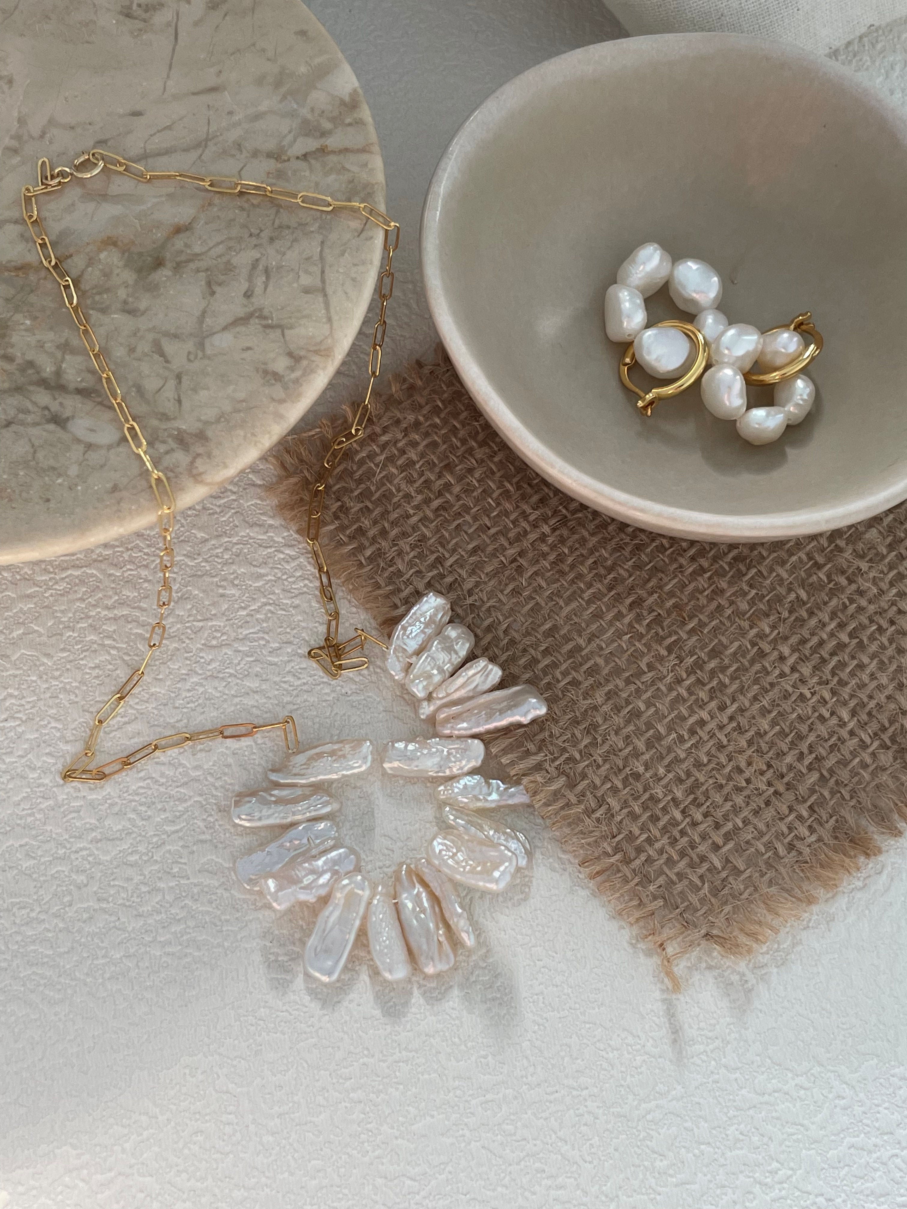 Graceful Curved Smile Baroque Pearl Necklace Chic Accessory